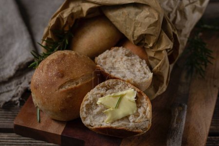 Foto de Healthy rosemary dinner bread buns with wholemeal flour - Imagen libre de derechos
