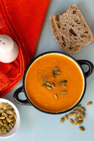 Foto de Healthy pumpkin cream soup with vegetables and pumpkin seeds - Imagen libre de derechos