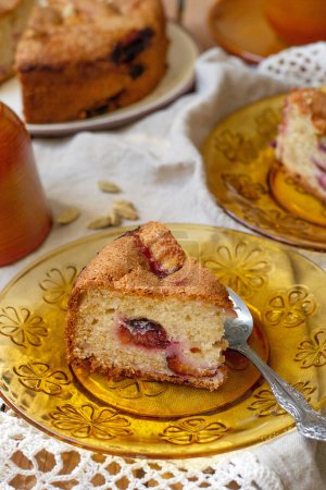 Téléchargez les photos : Gâteau de thé traditionnel à la cardamome finlandaise cuit aux prunes - en image libre de droit