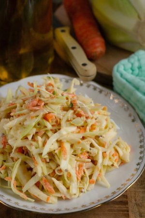 Foto de Ensalada de col tradicional ensalada de col con zanahorias y mayonesa aderezo de mostaza - Imagen libre de derechos