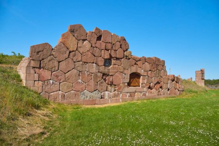 Emplacement de la forteresse russe Bomarsund était situé sur les îles Aland : ruines, artefacts, mémorial.
