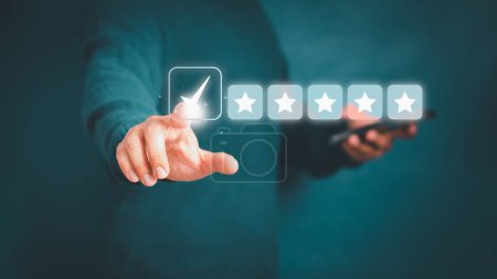 Hombre dar comentarios positivos para encuestas de satisfacción del cliente, calificación de cinco estrellas, comentarios de evaluación del cliente, satisfacción de calificación de servicio y concepto testimonial.