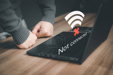 Homme utilisant un ordinateur portable pour se connecter au wifi mais wifi non connecté, et en attente de chargement numérique de données d'affaires formulaire site Web, concept de la technologie d'attente pour se connecter au wifi.