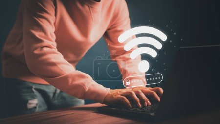 Benutzer mit einem Computer-Laptop, um eine Verbindung zu Wifi, aber Wifi nicht verbunden oder Passwort ist falsch und wartet auf das Laden digitaler Daten Formular Website, Konzept-Technologie des Wartens auf eine Verbindung zu Wifi.