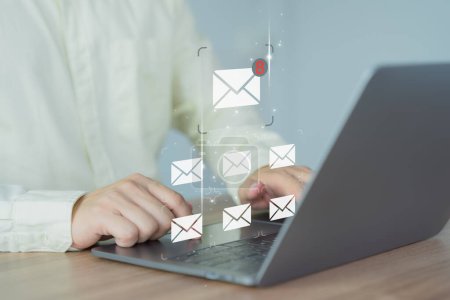 Geschäftsmann Hand mit einem Computer-Laptop und das Senden von Online-Nachrichten mit E-Mail-Symbol. Konzept der E-Mail aus Verkauf und Marketing, E-Mail oder Newsletter versenden, Internet-Netzwerk arbeitet online.