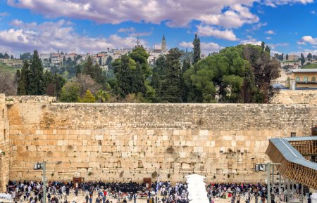 Téléchargez les photos : Ruines antiques du mur occidental du Mont du Temple est un lieu sacré juif majeur et l'un des domaines publics les plus célèbres au monde, Jérusalem - en image libre de droit