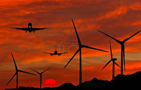 Foto de Turbinas eólicas como tecnología de energía verde. Imagen conceptual que simboliza los problemas globales de los cambios climáticos en nuestro planeta debido a las enormes emisiones industriales de CO2 - dióxido de carbono - Imagen libre de derechos