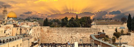 Foto de Antiguas ruinas del Muro Occidental es un importante lugar sagrado judío y uno de los sitios de dominio más famosos del mundo, amanecer con rayos de sol místicos en Jerusalén - Imagen libre de derechos