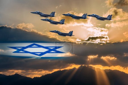 Imagen compuesta con la bandera del estado de Israel y los combatientes militares modernos sobrevuelan la zona desértica israelí de Negev durante el Día de la Independencia 