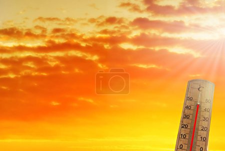 Foto de Temperatura tropical, medida en un termómetro exterior, concepto de calentamiento global y olas de calor mortales - Imagen libre de derechos