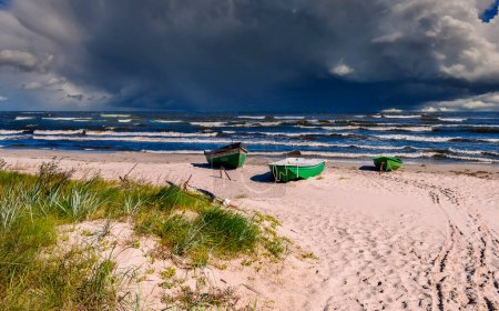 Foto de Paisaje costero en otoño con barcos de pesca anclados en la playa de arena del Mar Báltico - Imagen libre de derechos