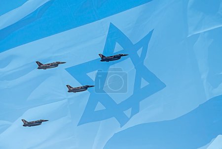 Digital zusammengesetztes Bild mit schwenkender israelischer Staatsflagge und moderner Militärflugzeugshow, die an einer Luftparade zum Unabhängigkeitstag Israels teilnimmt, Verherrlichung der nationalen militärischen Streitkräfte bei der Verteidigung des Landes