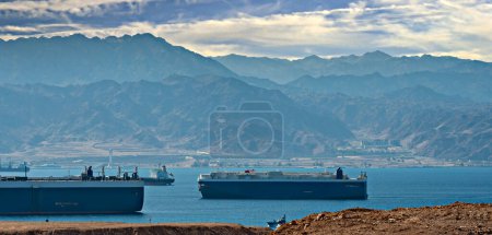 Foto de Mar Rojo, estrechos y golfos del Mar Rojo, montañas circundantes, numerosos buques de carga varados debido a preocupaciones de seguridad de Oriente Medio en la región - Imagen libre de derechos