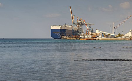 Foto de Puerto marítimo en Eilat es el puerto más meridional de Israel y se encuentra en el golfo de Aqaba, que es la principal arteria de transporte entre Jordania, Egipto, Arabia Saudita e Israel en la cuenca del Mar Rojo y los países del Océano Índico y el sur de Asia oriental - Imagen libre de derechos