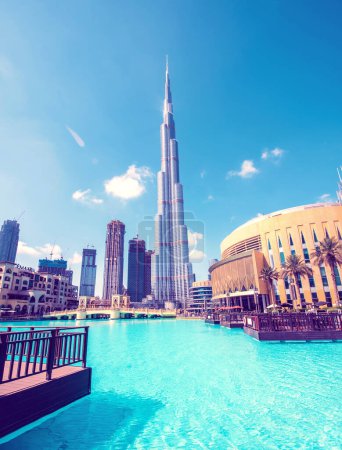 Téléchargez les photos : Dubai, United Arab Emirates  February 7, 2021 - beautiful dramatic breathtaking view of the Burj Khalifa on a background of clouds. Burj Khalifa Lake and Dubai Mall. - en image libre de droit