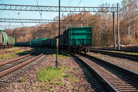 Téléchargez les photos : Industrial view with freight cars on a railway track. - en image libre de droit