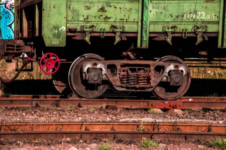 Téléchargez les photos : Ternopil, Ukraine, April 2020 - Abstract image of the wheels of a railway freight car on a track. - en image libre de droit