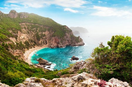 Foto de Hermoso paisaje marino mágico con playa Gyali en Corfú, Grecia. lugares increíbles. popular atracción turística
. - Imagen libre de derechos