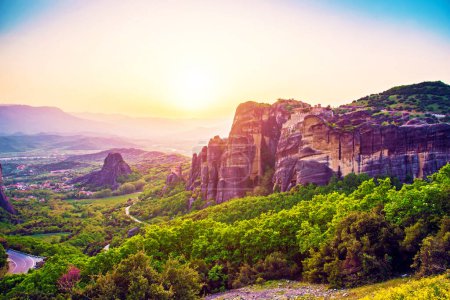 Téléchargez les photos : Magnifique paysage magique dans la célèbre vallée des roches Meteora en Grèce. Grand monde incroyable. Attractions
. - en image libre de droit