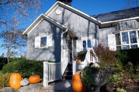 Halloween-Dekoration mit Kürbissen auf einem Haus im kanadischen Stil 