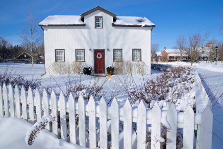 Téléchargez les photos : Maison extérieure avec la clôture de piquet blanc en hiver, Toronto, Ontario, Canada. - en image libre de droit