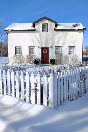 Téléchargez les photos : Maison avec piquet de grève blanc et extérieur en hiver, Toronto, Ontario, Canada. - en image libre de droit