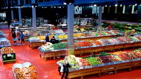 Foto de Departamentos de verduras y frutas del supermercado comercial - Imagen libre de derechos