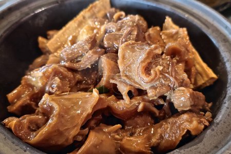 Cocina china - Estofado de carne en una olla caliente. 