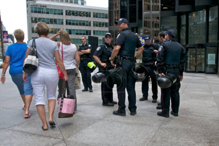 Téléchargez les photos : Toronto, Ontario, Canada - 15 / 06 / 2010 : La police en pleine forme au centre-ville de Toronto pour le sommet du G20. - en image libre de droit