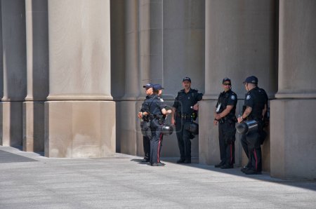 Téléchargez les photos : Toronto, Ontario, Canada - 15 / 06 / 2010 : La police anti-émeute prête à intervenir au centre-ville de Toronto pour le sommet du G20. - en image libre de droit