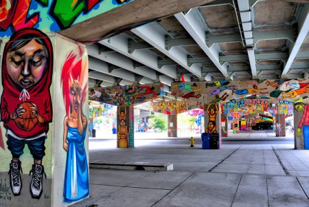 Téléchargez les photos : Toronto (Ontario) / Canada - 18 septembre 2017 : Passage souterrain avec graffiti sur les murs du centre-ville de Toronto. - en image libre de droit