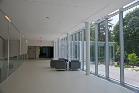 Intérieur d'une entrée de bâtiment avec un long couloir - Architecture contemporaine