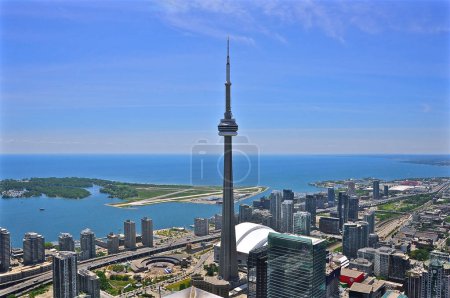 Foto de Vista aérea sobre el frente del puerto, Toronto, Ontario, Canadá. Vista de pájaro del aeropuerto de Toronto Island y la torre CN - Imagen libre de derechos