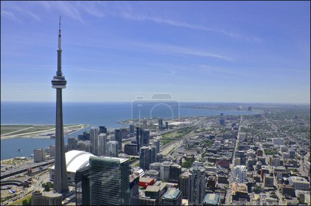 Foto de Vista aérea sobre el centro de Toronto, Ontario, Canadá. Vista panorámica de Toronto con el lago Ontario - Imagen libre de derechos