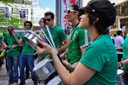 Téléchargez les photos : Manifestation de paix avec un groupe de musique à Toronto Ontario, Canada - en image libre de droit