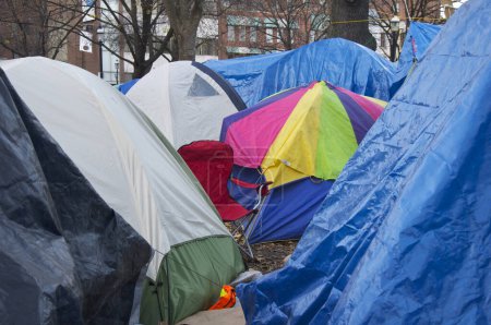 Protest und Demonstration in Torontos Parks sind jetzt die neuen Obdachlosenheime als Zeltstadt