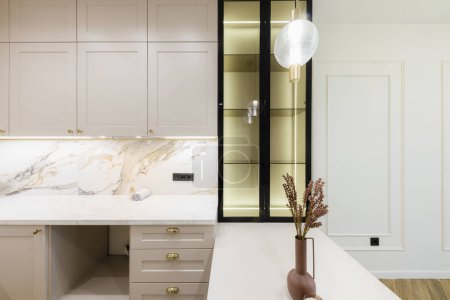 Téléchargez les photos : Conception d'un nouveau studio cuisine dans une maison lumineuse avec éclairage - en image libre de droit