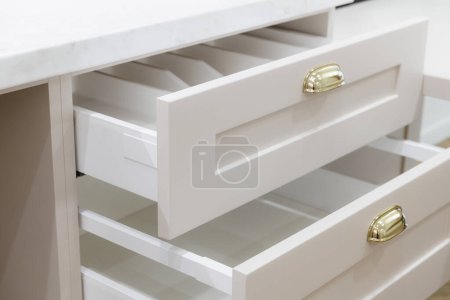 Foto de Cajones blancos abiertos en la cocina nueva. Cajones para cubiertos - Imagen libre de derechos