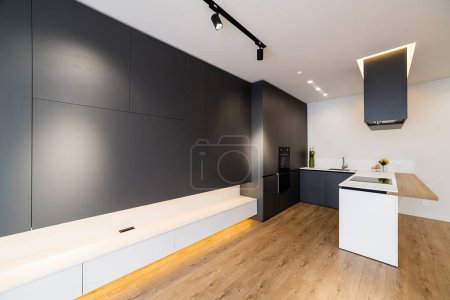 Foto de Negro muebles grandes en la cocina del estudio - Imagen libre de derechos