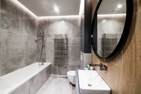 Téléchargez les photos : Salle de bain avec miroir rond avec cadre métallique - en image libre de droit
