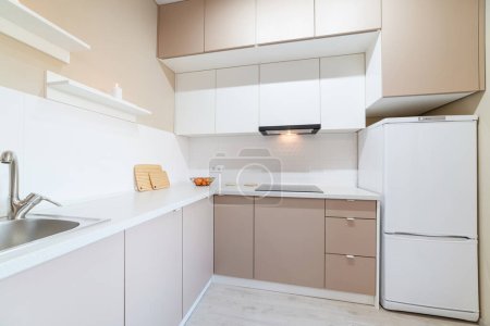 Téléchargez les photos : Nouvelle cuisine-studio avec mobilier lumineux dans la maison - en image libre de droit