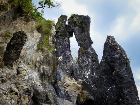 Foto de Rough Gray Stone Of Mountains of the lower Himalayan region of Uttarakhand India (en inglés). Montañas Shivalik. Geología y montañismo. - Imagen libre de derechos