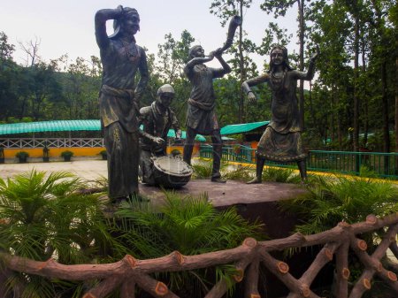 Foto de 9 de noviembre de 2018. Dehradun City Uttarakhand India. Estatuas de bronce de personas que representan música y bailes locales en el zoológico de Malsi City. - Imagen libre de derechos