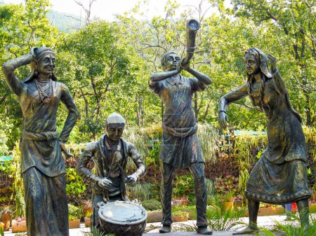 Foto de 9 de noviembre de 2018. Dehradun City Uttarakhand India. Estatuas de bronce de personas que representan música y bailes locales en el zoológico de Malsi City. - Imagen libre de derechos
