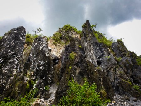 Foto de Rough Gray Stone Of Mountains of the lower Himalayan region of Uttarakhand India (en inglés). Montañas Shivalik. Geología y montañismo. - Imagen libre de derechos