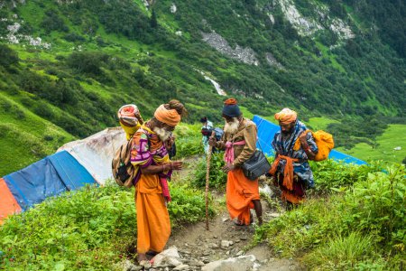 Téléchargez les photos : 14 juillet 2022, Himachal Pradesh Inde. Himalaya Sadhus trekking dans les montagnes pendant Shrikhand Mahadev Kailash Yatra. - en image libre de droit