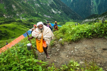 Téléchargez les photos : 14 juillet 2022, Himachal Pradesh Inde. Himalaya Sadhus trekking dans les montagnes pendant Shrikhand Mahadev Kailash Yatra. - en image libre de droit