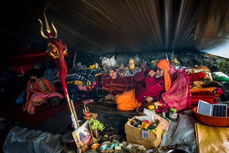 Téléchargez les photos : 14 juillet 2022, Himachal Pradesh Inde. Indien Sadhus en tenue traditionnelle safran dans un camp pendant Shri khand Mahadev Kailash Yatra. - en image libre de droit