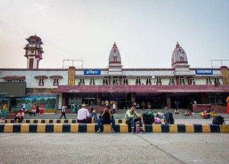 Téléchargez les photos : 4 juillet 2022 Haridwar Inde. Haridwar bâtiment de la gare avec des gens assis tout autour dans l'attente. - en image libre de droit