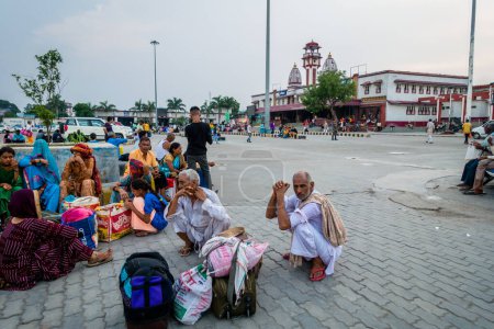 Téléchargez les photos : 4 juillet 2022 Haridwar Inde. Les gens qui attendent le train à la gare de Haridwar. - en image libre de droit